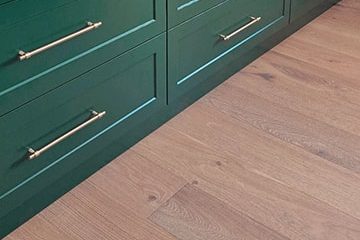 Палитра сочетаний дубового пола с тёплыми и холодными стенами и дверями